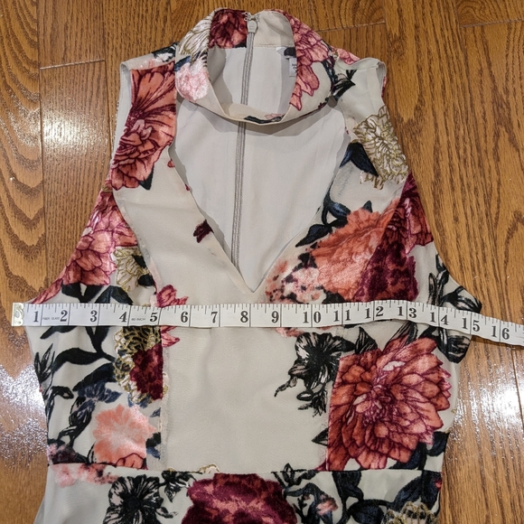 GUESS Light grey Fit and Flare Dress Floral Keyhole Halter sz XS - Picture 4 of 9